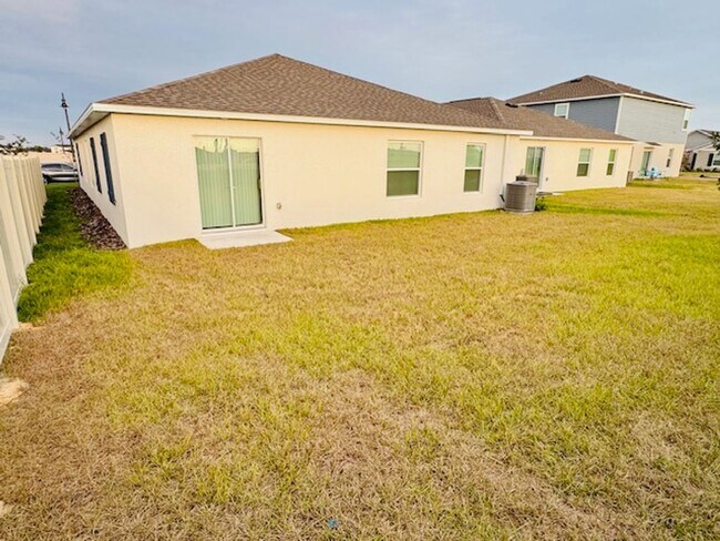 Building Photo - Home For Rent in Haines City with 4 Bedrooms and 2 Baths