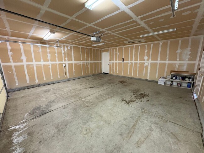 Building Photo - Lovely NW Visalia Home Near Shopping Centers Available Now!