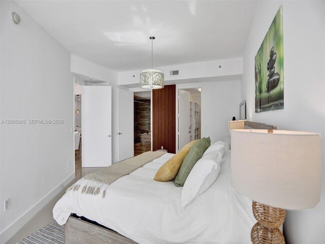 Building Photo - 15901 Collins Ave