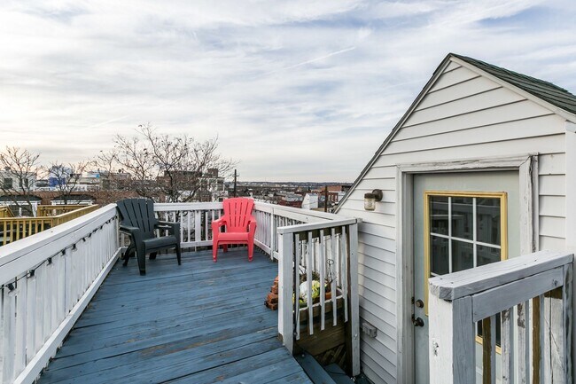 Building Photo - Amazing 3 bed 2 bath with a roof top deck ...