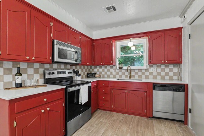 Building Photo - Adorable in Central Edmond