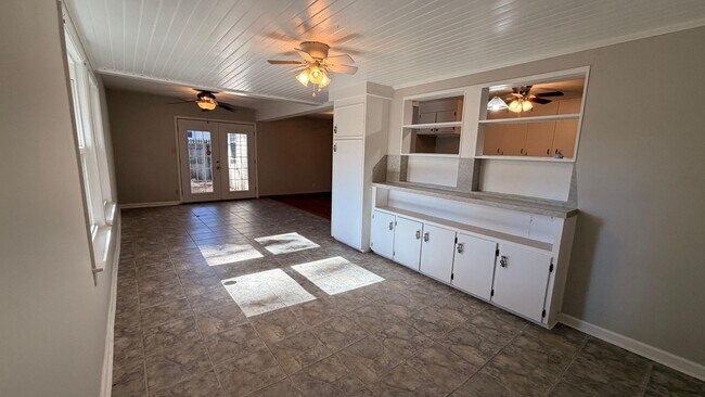 Building Photo - AVAILABLE NOW!