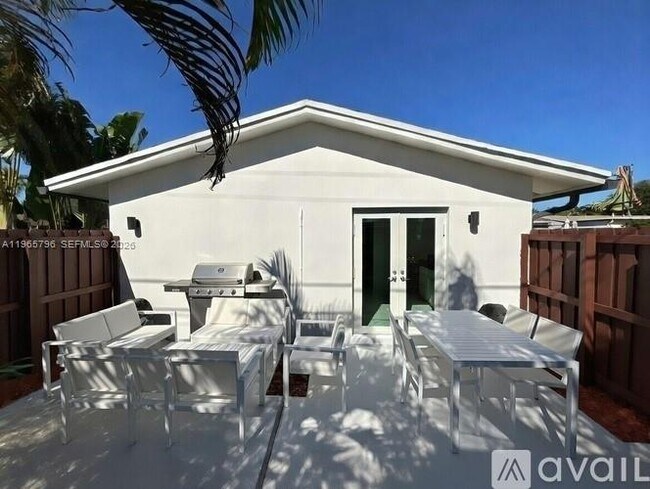 Building Photo - 2308 NW 3rd Ave