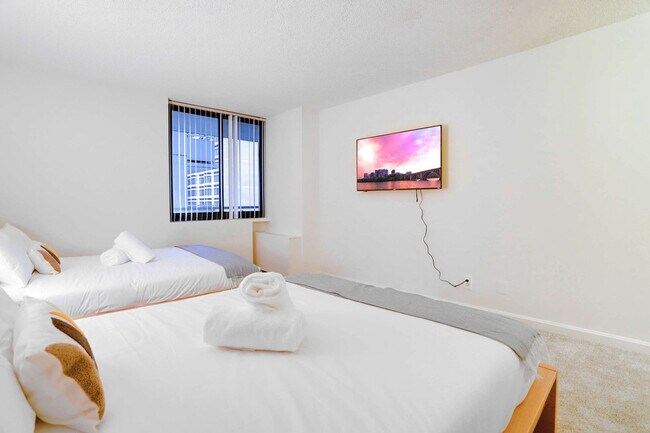 Building Photo - 320 23rd St S