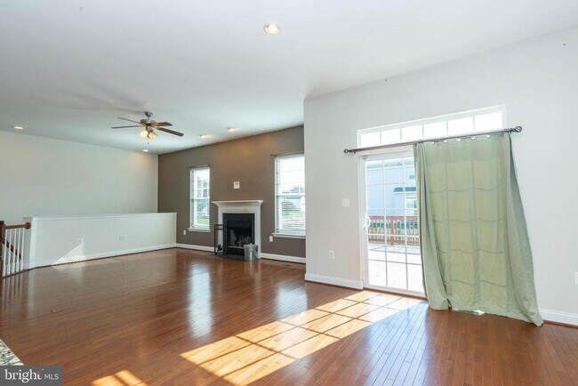 Building Photo - 15 Flag Ct