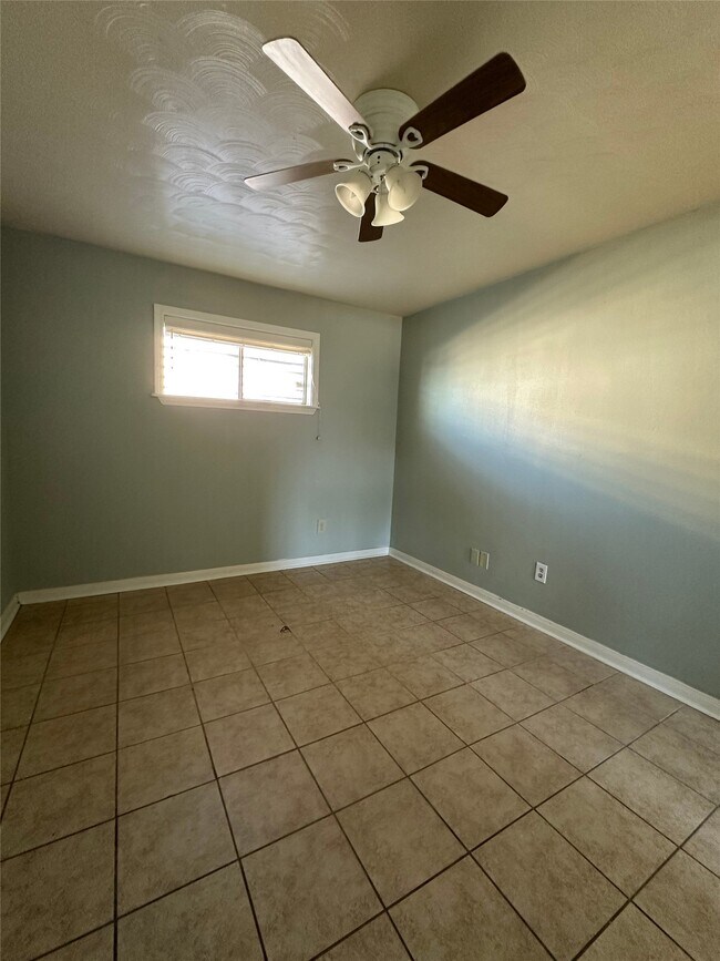 Building Photo - 516 Holiday Dr