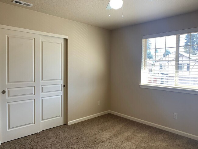 Building Photo - Beautiful Craftsman Style Home! 2 Car Garage! Gas Fireplace and Granite Counter Tops! Attached Ga...