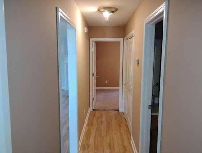 Building Photo - 3 Bedroom 2 Bathroom