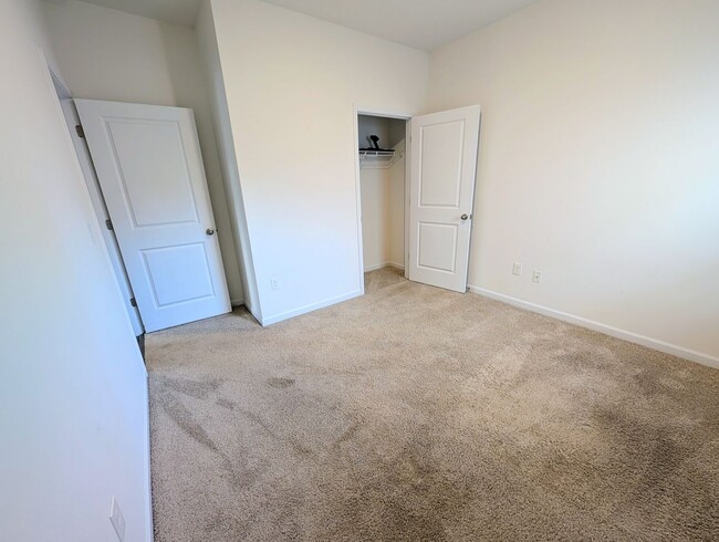 Building Photo - Great Home Available Now