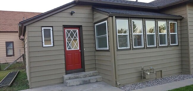 Building Photo - Cute Single Family Home