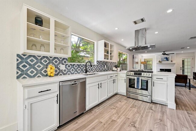 Building Photo - 10612 Watchful Fox Dr