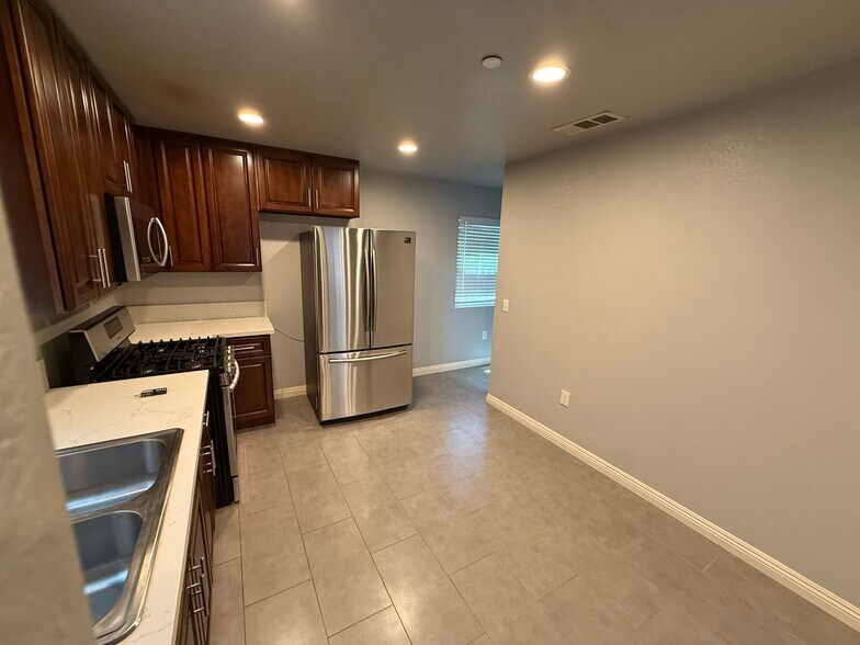 Building Photo - 1493 W 47th St