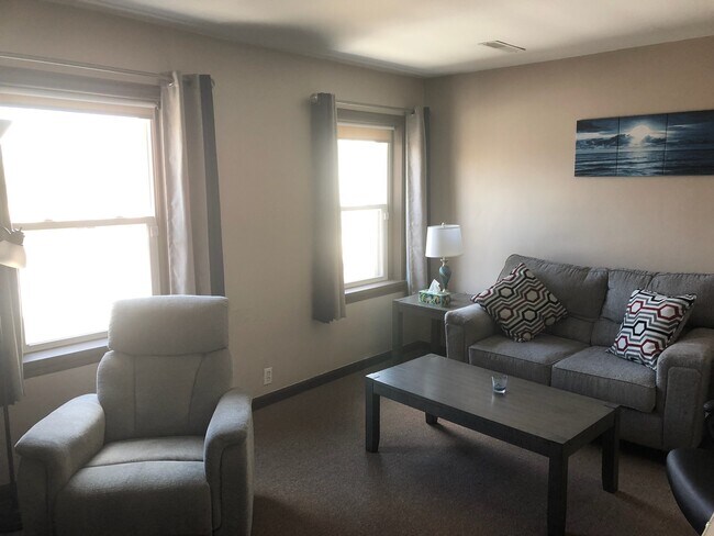 Living Room photo 2 - 118 E Washington St