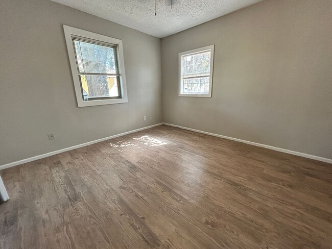 Building Photo - 2Bed/1Bath Available