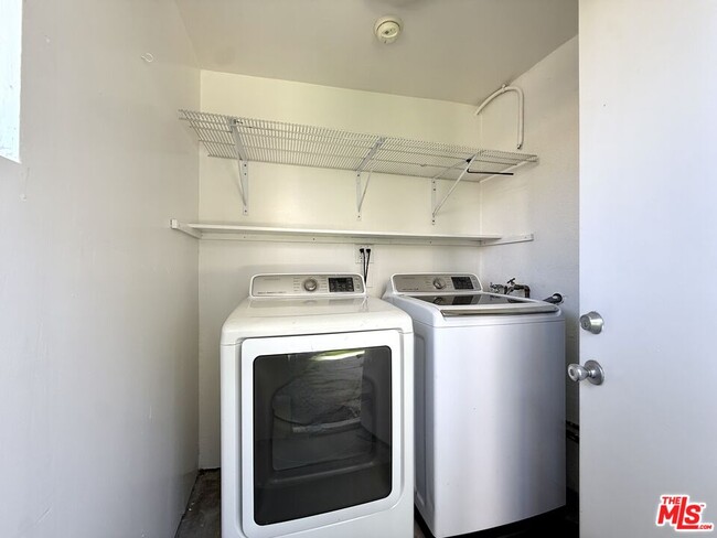 Building Photo - 364 N San Vicente Blvd