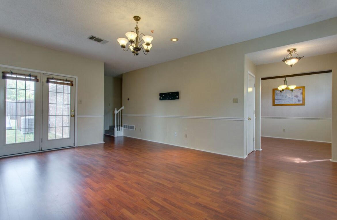 Building Photo - 807 Burr Oak Dr