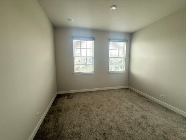 Building Photo - 772 Weller Dr