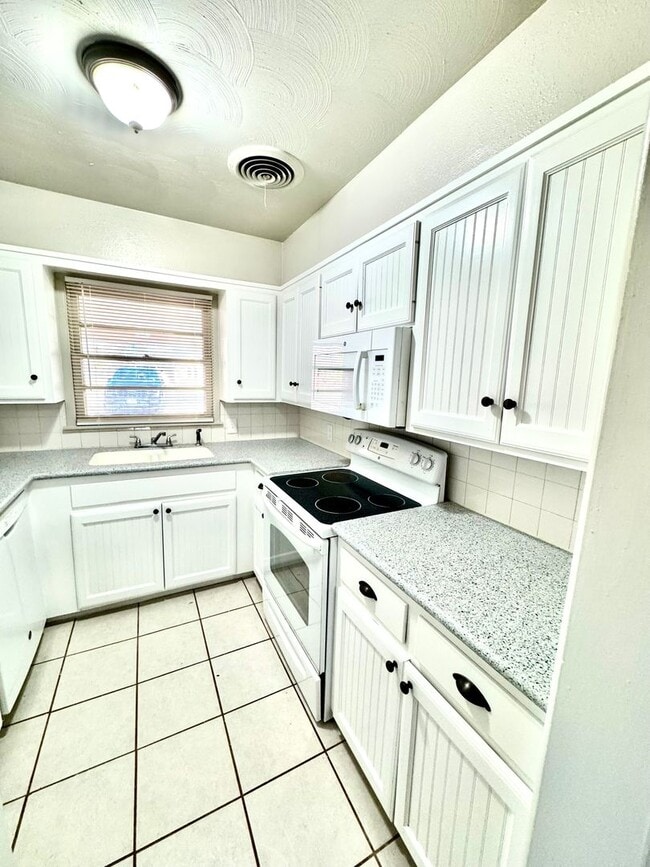 Building Photo - 3221 33rd St