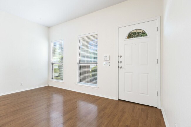 Building Photo - 3 Bedroom2.5 Bath The Plaza Subdivision