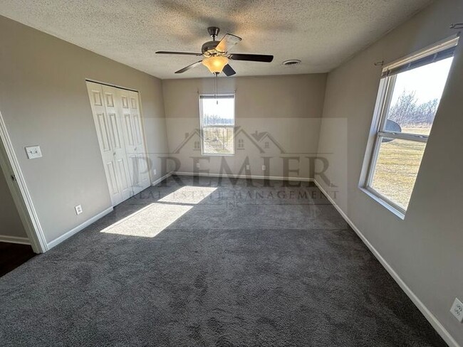 Building Photo - Spacious - Open concept home with land for...