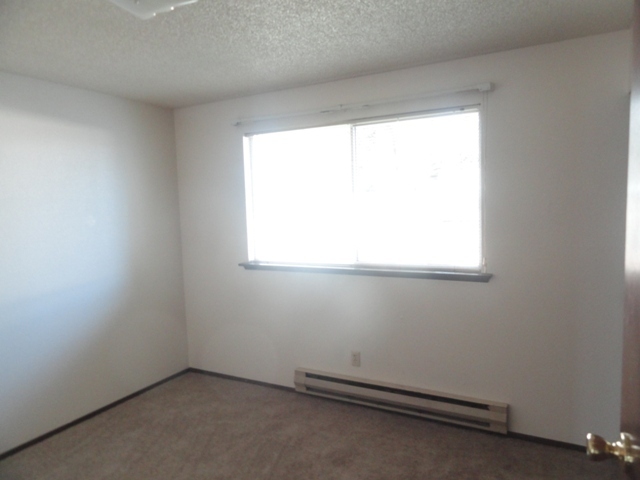 Building Photo - Very Nice 3 Bedroom 1 3/4 Bath Rambler in ...