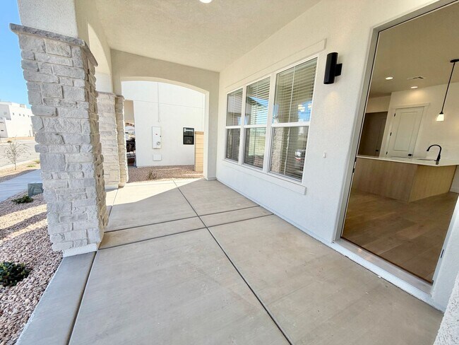 Building Photo - Desert Color 4 Bed Home!