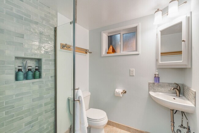 Building Photo - 3177 NE 84th St