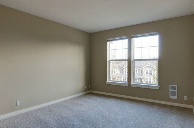 Building Photo - Sunny & Bright Upper Unit in Snoqualmie Ridge