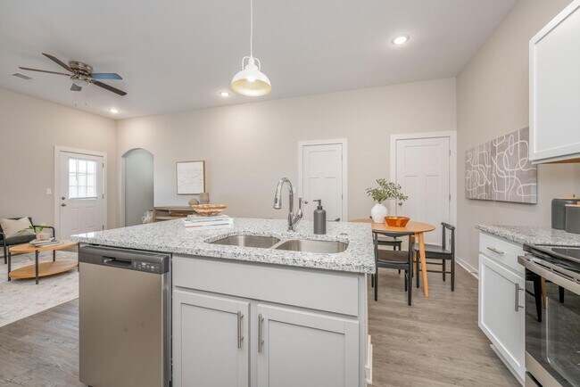 Building Photo - 3 bedroom 2 bath Townhome  - Haysville Sch...