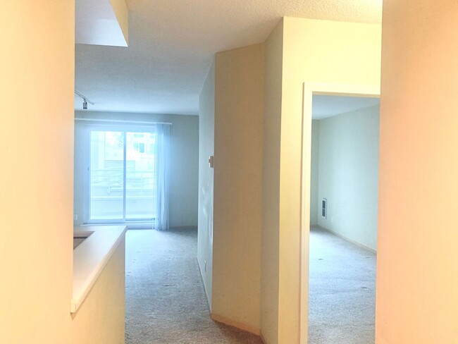 Building Photo - Quiet one Bedroom condo in Doorman Buildin...