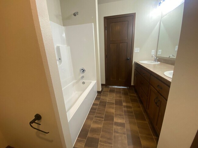 Building Photo - 3-Bed, 3-Bath Single Family Home in Moorhead!