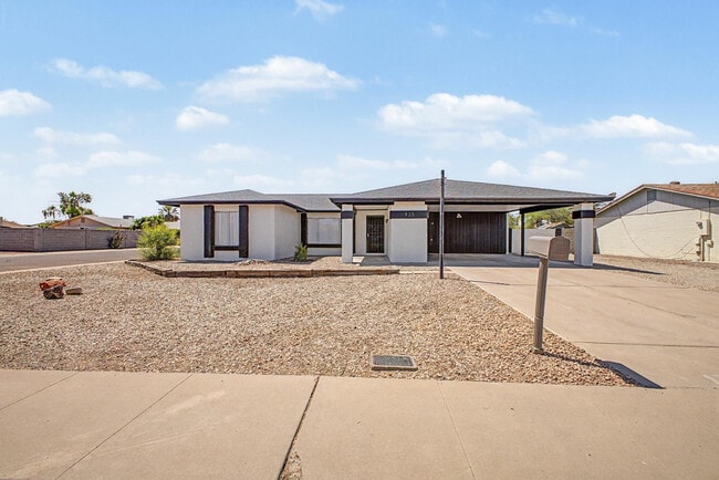 Building Photo - 935 W Santa Cruz Dr