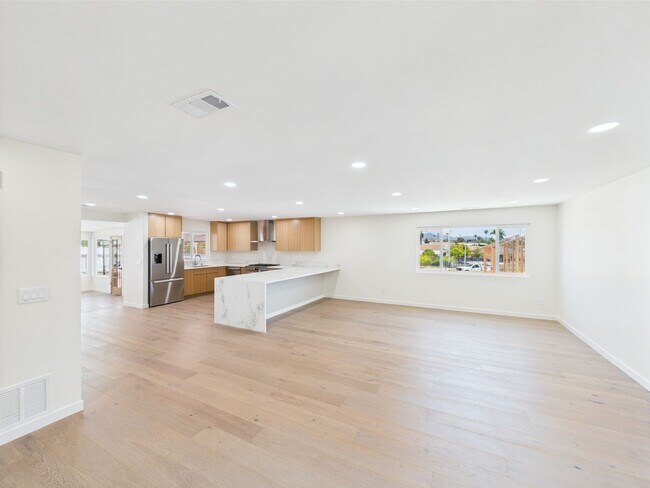 Building Photo - Modern Luxury 3x2 home in the Heart of Vista
