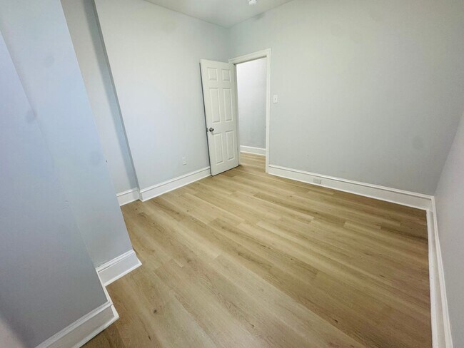 Building Photo - Remodeled 3bd/1 House with Rear yard!! SEC...