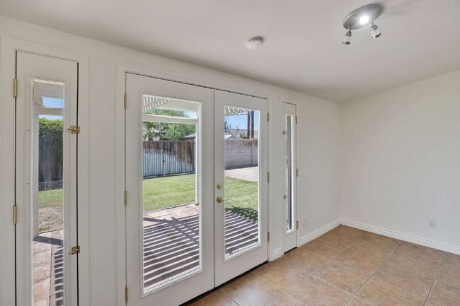 Building Photo - Charming South Scottsdale Ranch  home new ...