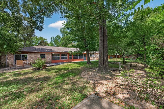 Building Photo - 19002 Mirror Lake Dr