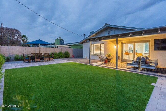 Building Photo - 8725 E Palo Verde Dr