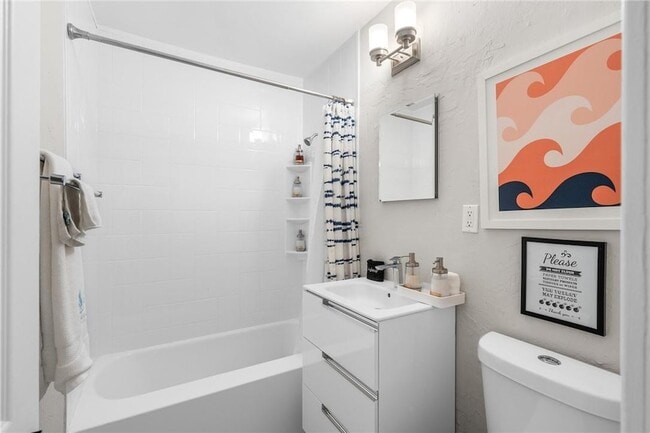 Building Photo - 425 NE 25th St