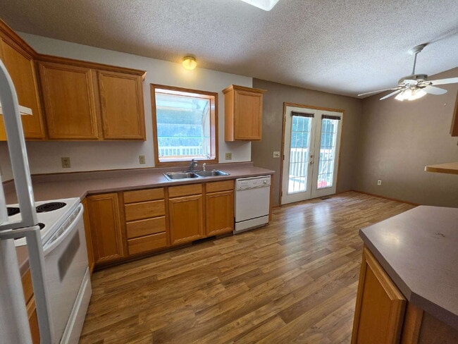 Building Photo - 4 Bedroom 2 Bathroom Home on 5 Acres with Shop, New Deck & Attached Garage