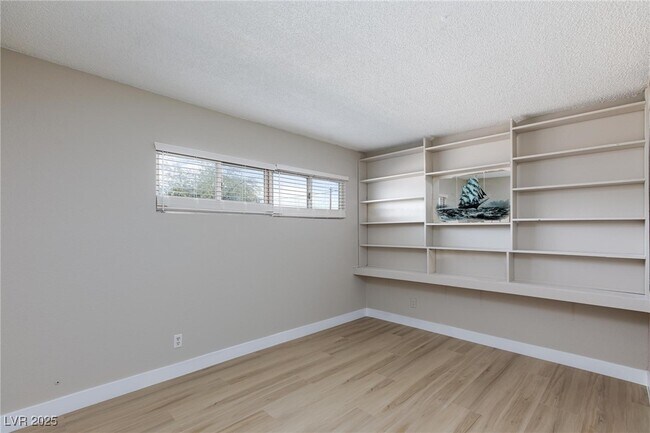 Building Photo - 1300 E Nelson Ave