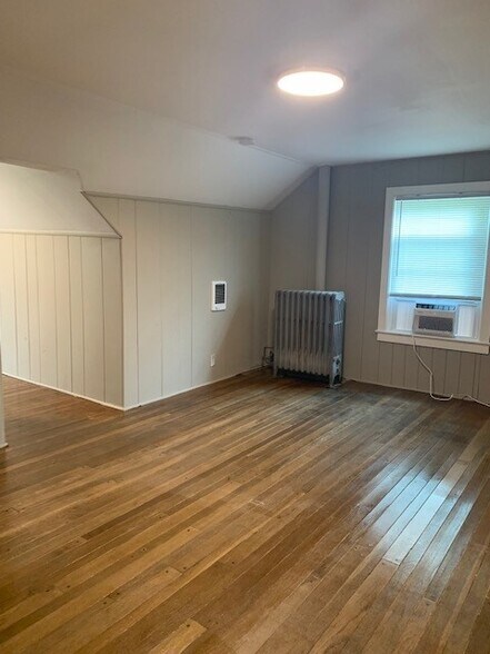 Building Photo - 657 W 44th St