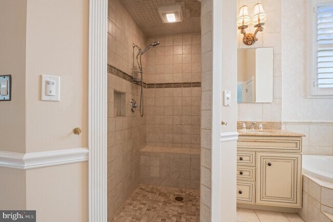 Building Photo - 5905 Lone Oak Dr