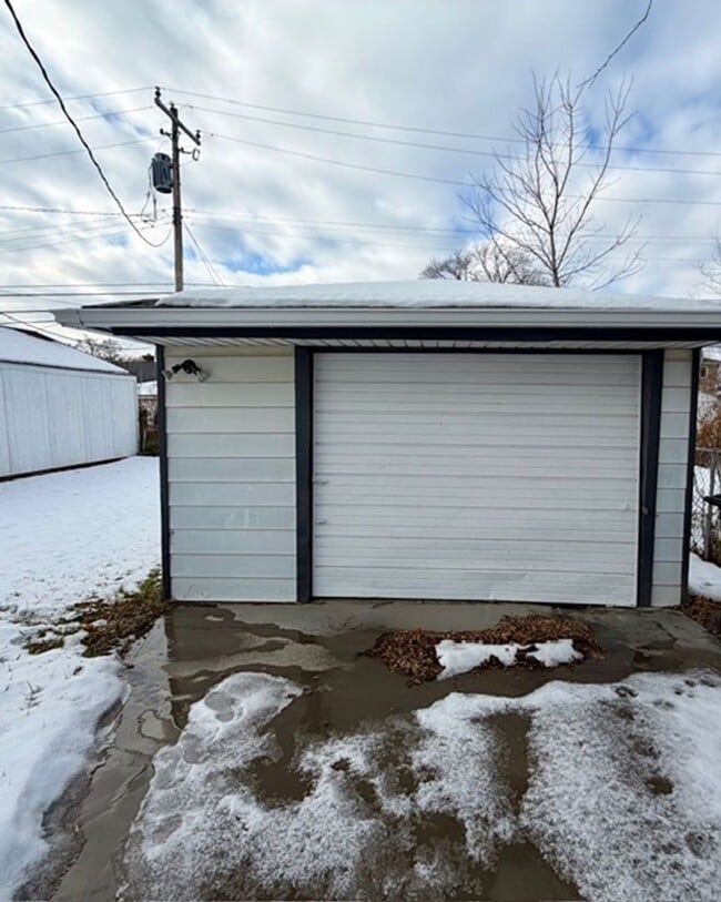 Building Photo - Three Bedroom Ranch home with a 1 and a half car garage. Section 8 Ready Very nice area. Call 313...