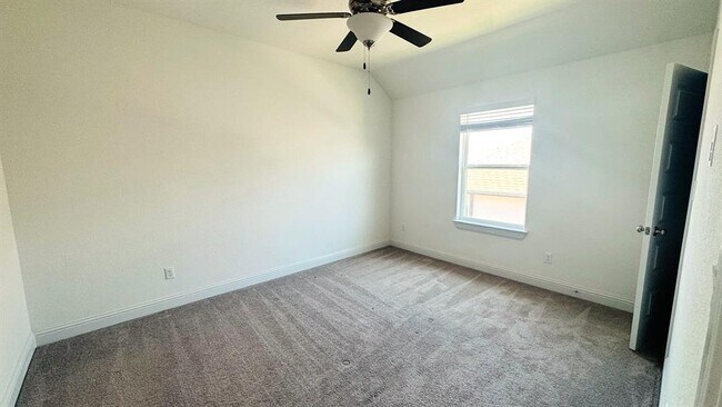 Building Photo - 813 Palamos Dr