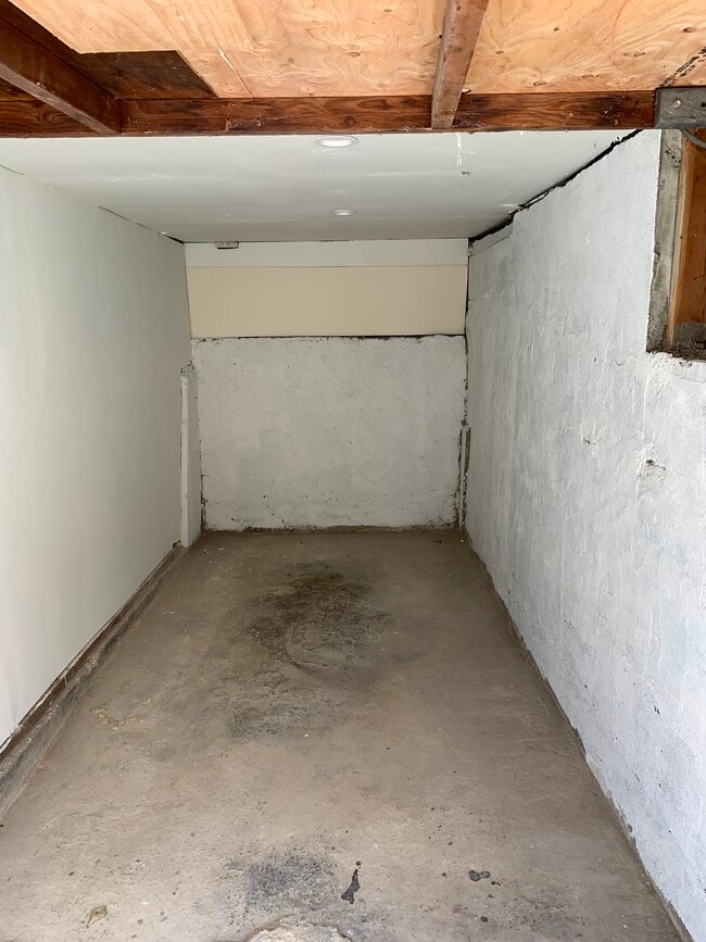 Storage Garage - 828 Sunset Dr