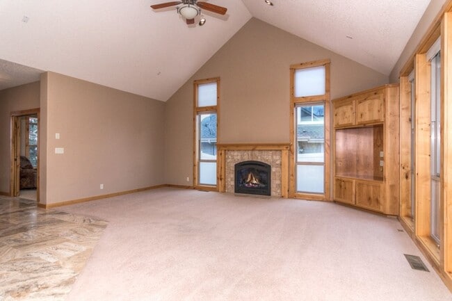 Building Photo - Award-winning, custom-built home in the highly-desired Cascade View Estates