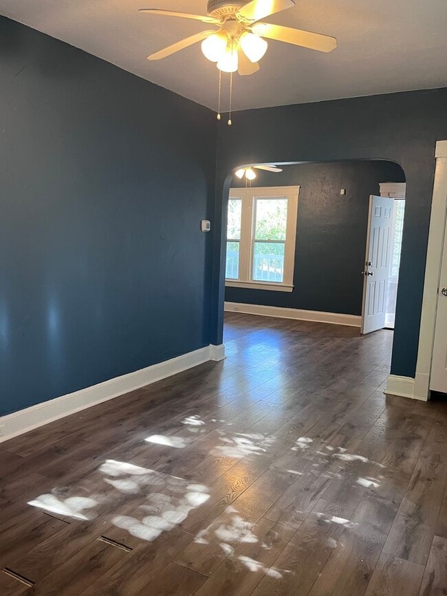 Building Photo - 728 E 93rd St