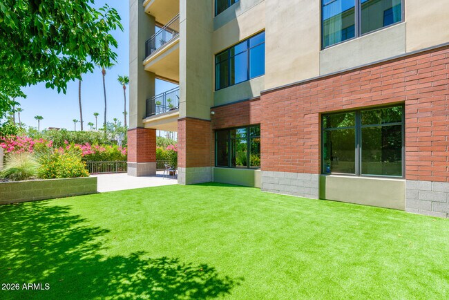Building Photo - 6166 N Scottsdale Rd