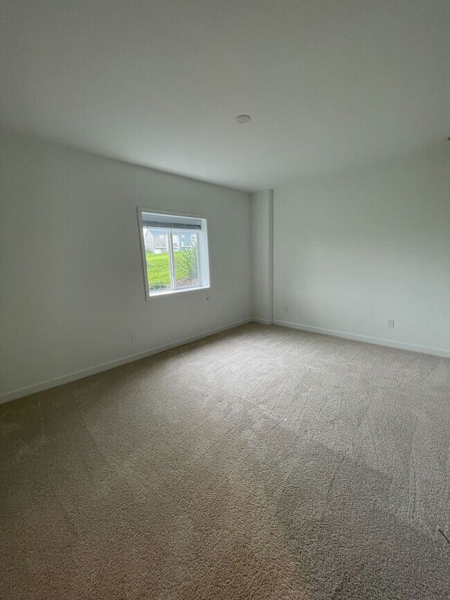 Building Photo - Spacious Home in Westhill Community