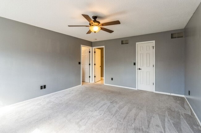 Building Photo - FOUNTAIN POINTE TOWNHOME!! 2 Bed, 2.5 Bath Townhome in Ankeny